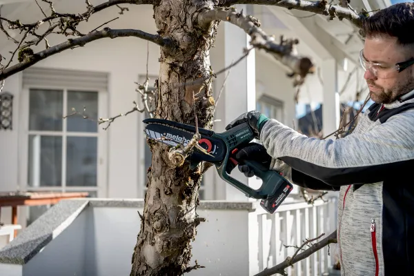 Купить Пила цепная аккумуляторная Metabo MS 18 LTX 15 18В 1х2А·ч шина 15см 5м/сек 2кг