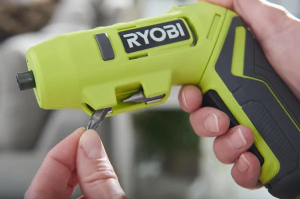 Отвертка аккумуляторная Ryobi USB Lithium RSDP4-120G 4В 1х2А·час 5Нм 200об/мин поворотная ручка 0.35кг заказать