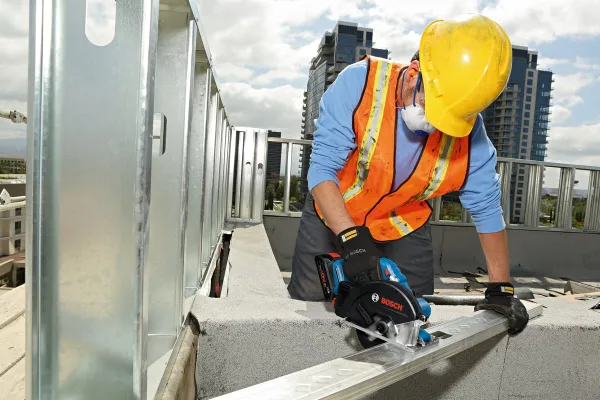 Пиа дисковая Bosch GKM 18V-50 аккумуляторная, 18 В, 136 мм, 4250 об/мин, 2.2 кг, без (АКБ и ЗУ) цена в Украине