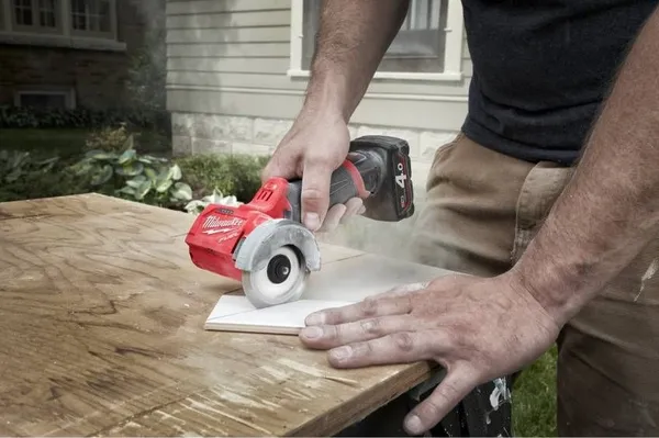 Шлифмашина угловая аккумуляторная Milwaukee M12 FCOT-422X 76мм 12В 1x4А·час 1x2А·час ЗП М12-18С 20000об·мин 1.1кг кейс заказать