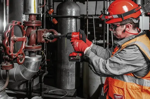 Гайковерт акумуляторний безщітковий MILWAUKEE 1/2" (881 Нм) M18 FMTIW2F12-0, з кільцем (каркас) + M18 B5 подарунок відгуки