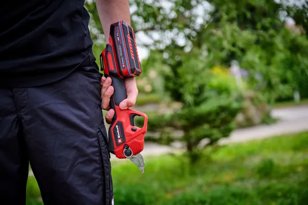 Секатор телескопический аккумуляторный Einhell GP-LS 18/28 Li T BL - Solo, PXC, 18В, бесщеточный, толщ. 28/14 мм, сталь SK5, телескоп. ручка, 0.82 кг (без АКБ и ЗУ) купить онлайн