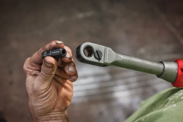 Замовити Гайковерт-тріскачка кутовий акумуляторний Hex 14.4мм MILWAUKEE, M12 FPTR-202X, 81Нм (зарядний пристрій, 2 акум. Х 2Аг, наскрізні з доставкою