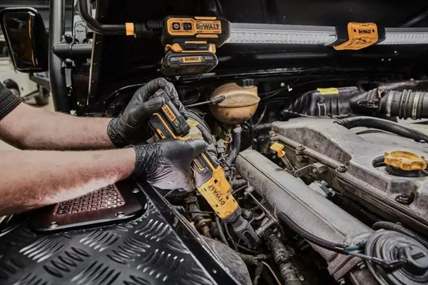 Замовити Тріскачка акумуляторна DeWalt XR Li-Ion безщіткова 12В 54Нм 250об·хв 1/4" 0.75кг без АКБ і ЗП з доставкою