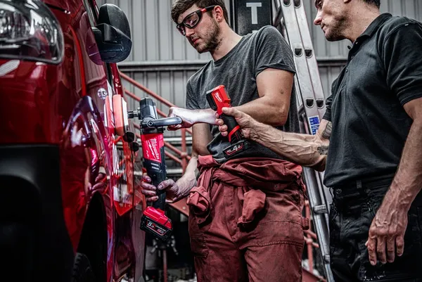 Акумуляторний ліхтар для підбору кольору MILWAUKEE M12 CML-401 купити в Україні