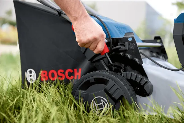 Купить Газонокосилка аккумуляторная Bosch GRA 18V2-460 18В 46см 60л 30-70мм 23кг без АКБ и ЗП со скидкой