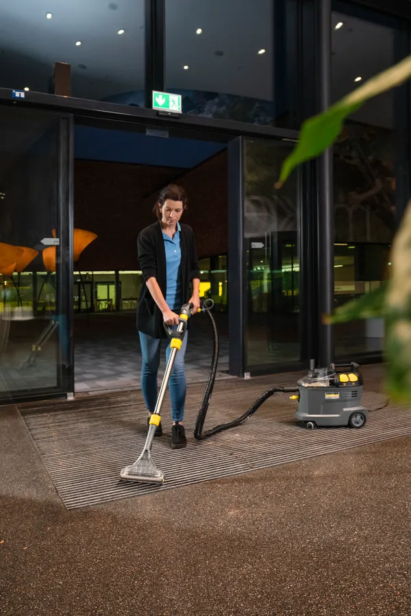 Пылесос профессиональный моющий Karcher Puzzi 8/1 Adv 1200Вт, 270мБар, контейнер 8/7л, 8.6кг купить в Украине