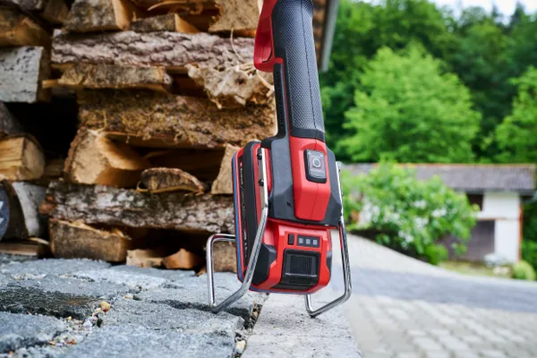 Купить Секатор телескопический аккумуляторный Einhell GP-LS 18/28 Li T BL - Solo, PXC, 18В, бесщеточный, толщ. 28/14 мм, сталь SK5, телескоп. ручка, 0.82 кг (без АКБ и ЗУ) со скидкой