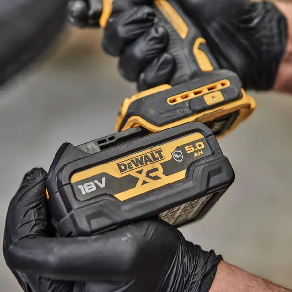 Купить Аккумулятор DeWalt 18В XR Li-lon GFN блок - Glass Filled Nylon 5А·час 0.72кг