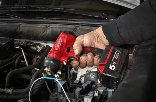 Термоповітродувка акумуляторна MILWAUKEE, M18 BHG-502C (+ заряд.пристрій, 2 акум.Х 5Аг, кейс) в наличии