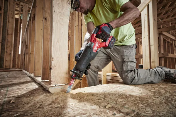 Пила шабельна акумуляторна безщіткова MILWAUKEE M18 FSZ-0 (каркас) + M18 B5 подарунок заказать