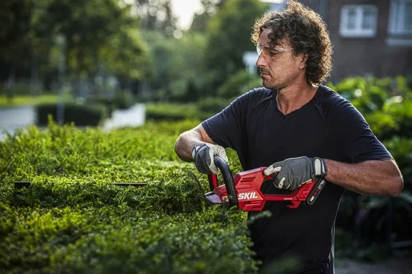 Кущоріз акумуляторний SKIL 0440 CA 20В акб 1х2.5А·год 55см крок різу 20мм 2.15кг