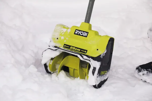 Снігоприбирач акумуляторний Ryobi ONE+ RY18ST25A-140 18В акб 1х4А·год ширина 25см викид 6м глибина 15см 5.3кг ціна в Україні