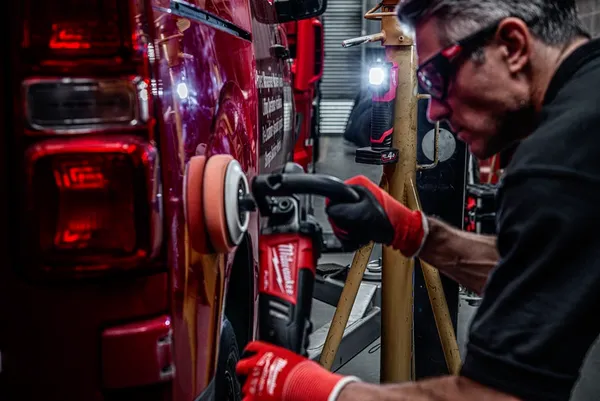 Купити Акумуляторний ліхтар для підбору кольору MILWAUKEE M12 CML-401 зі знижкою
