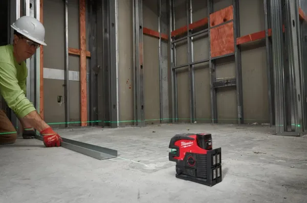 Нівелір лінійно-точковий лазерний акум. MILWAUKEE, M12 CLL4P-301C (+заряд. пристрій.,1акум.Х3Аг, кейс)