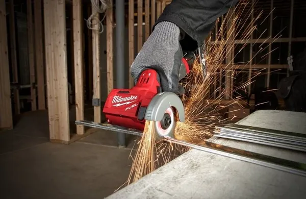 Купить Шлифмашина угловая аккумуляторная Milwaukee M12 FCOT-422X 76мм 12В 1x4А·час 1x2А·час ЗП М12-18С 20000об·мин 1.1кг кейс со скидкой