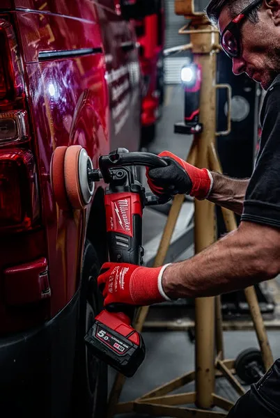Акумуляторний ліхтар для підбору кольору MILWAUKEE M12 CML-401 купити онлайн