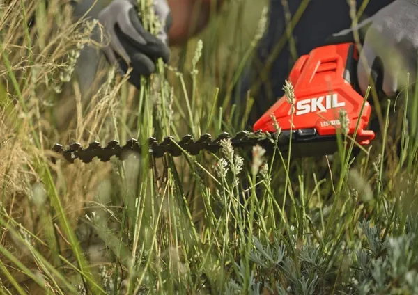 Ножиці для трави акумуляторні SKIL 0630 CA 20В акб 1х2.5А·год + насадка кущоріз 20см крок різу 8мм 1кг з доставкою