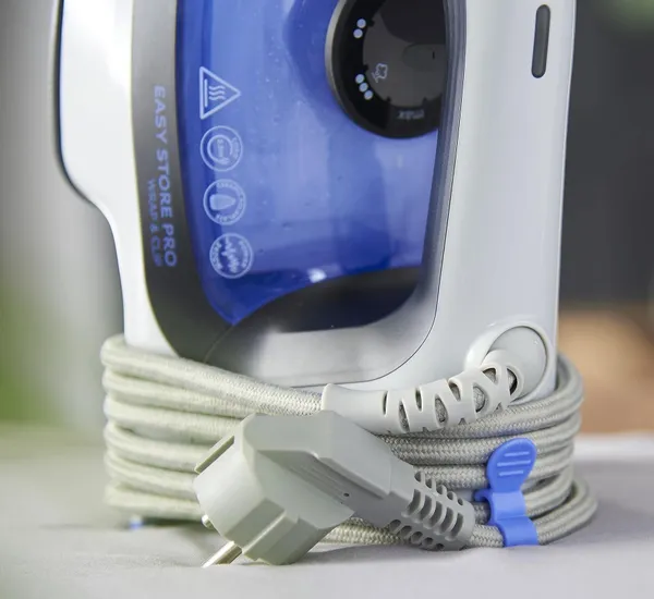 Утюг Russell Hobbs Easy Store Pro, 2400Вт, 320мл, паровой удар -180гр, постоянный пар - 45гр, смотка шнура, керам. подошва, бело-синий заказать