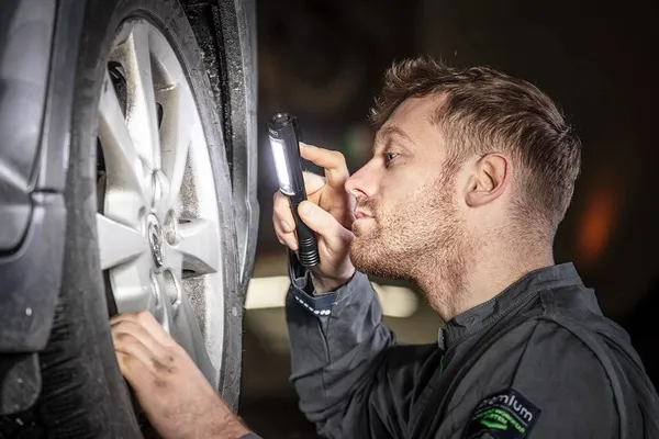 Ліхтар інспекційний на батарейках Neo Tools, ААх3, 400лм, 4Вт, 3 функції освітлення, червоне світло, магніт ціна в Україні