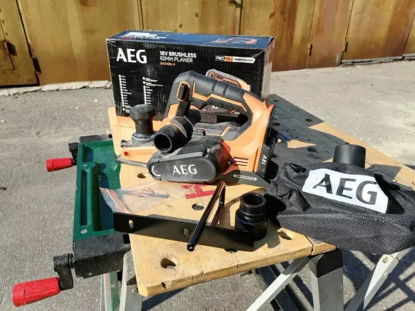 Купити Рубанок BHO18BL-0 AEG, 18В,14300об/хв, 2мм, 82мм, 3,32кг зі знижкою