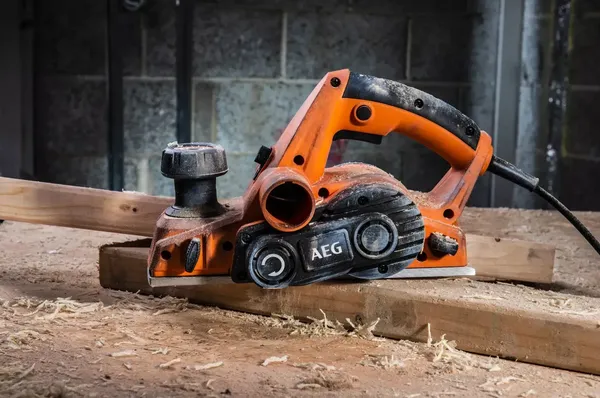 Рубанок PL700 AEG, 700Вт, 17000об/мин, рез 12/82мм, 2,6кг цена в Украине