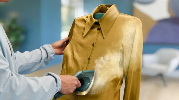 Купить Гладильная система Philips Series 6000, 1800Вт, 1100мл, паровой удар -90гр, постоянный пар - 40гр, верт. Отпаривание+ доска, керам. подошва, темно зеленый со скидкой