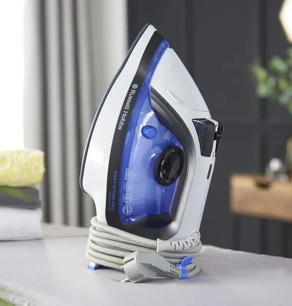 Утюг Russell Hobbs Easy Store Pro, 2400Вт, 320мл, паровой удар -180гр, постоянный пар - 45гр, смотка шнура, керам. подошва, бело-синий купить онлайн