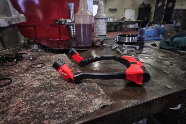 Ліхтар світлодіодний акумуляторний MILWAUKEE, з кріпленням на шию, L4 NL400-301 замовити