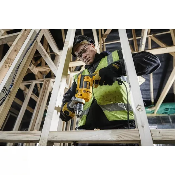 Купить Дрель ударная DeWalt 701Вт 0-2800об·мин 5.2Нм 47600уд/мин патрон 13мм 1.6кг со скидкой