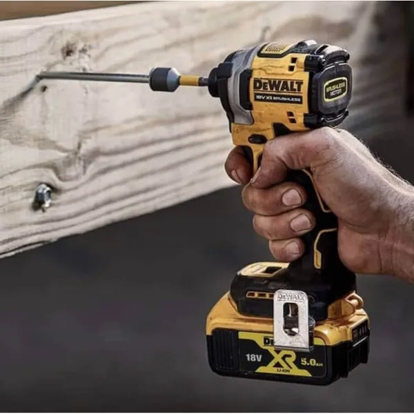 Купить Шуруповерт ударный аккумуляторный DeWalt 18В XR Li-Ion бесщеточный 206Нм 3250об·мин 3800уд/мин 0.95кг без АКБ и ЗП