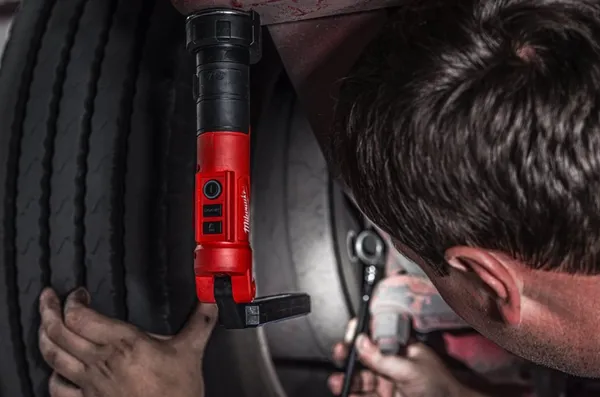 Купити Ліхтар світлодіодний акумуляторний з рухомою головкою MILWAUKEE, L4 SL550-301 зі знижкою