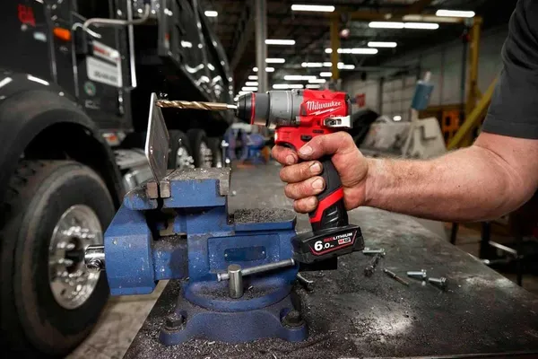 Купить Шуруповерт-дрель аккумуляторная Milwaukee M12 FDD2-0 12В 45Нм 450·1550об·мин 1.1кг без АКБ и ЗП