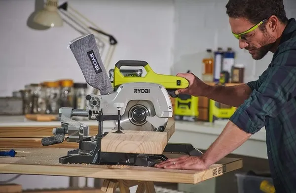 Пила торцювальна акумуляторна Ryobi ONE+ R18MS216-0 18В диск 216мм лазер 14.4кг без АКБ та ЗП замовити