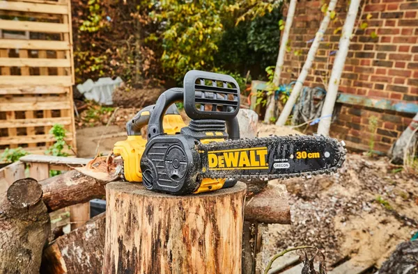 Пила цепная аккумуляторная DeWalt бесщеточная 18В шина 30см 3/8" без АКБ и ЗП в наличии