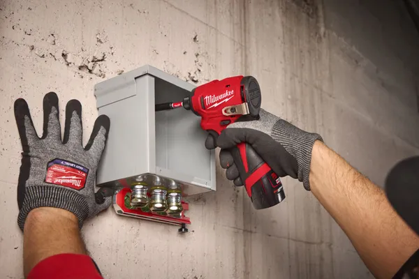 Замовити Гвинтокрут акумуляторний 1/4'' HEX MILWAUKEE M12 BLIDRC-0 (124Нм) (каркас) з доставкою