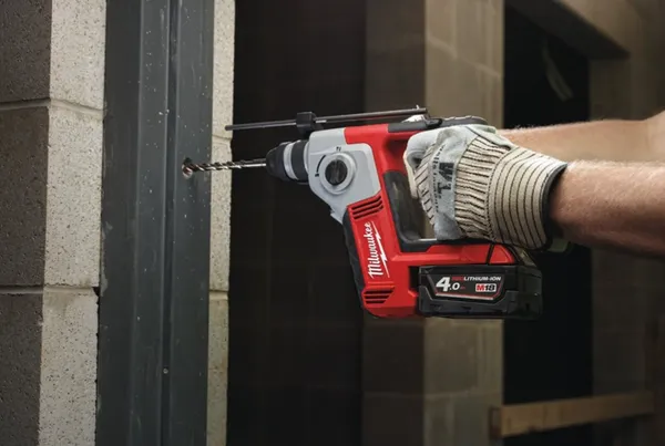 Купить Перфоратор акумуляторний SDS PLUS M18 BH-402C 4933443330 со скидкой