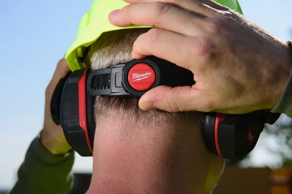 Каска захисна BOLT100 невентильована для промислового альпінізму жовта MILWAUKEE заказать