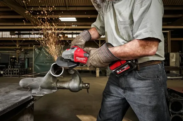 Купити Шліфмашина кутова акумуляторна MILWAUKEE, M18 FHSAG125XB-552X, діаметр 125 мм (+ заряд.пристрій, 2 а зі знижкою