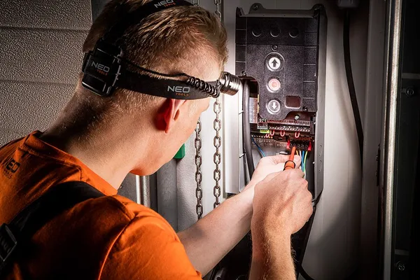 Фонарь налобный на батарейках Neo Tools, AAAх3, 250лм, 3Вт, 3 функции освещения, зум цена в Украине