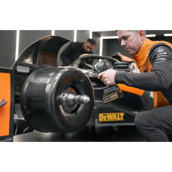 Купити Набір із двох акумуляторних інструментів DeWalt безщіткових McLaren F1 TEAM LIMITED EDITION 18В XR дриль-шурупокрут DCD85 шурупокрут акумуляторний DCF85 акб 2х5А·год ЗП кейс 6.5кг