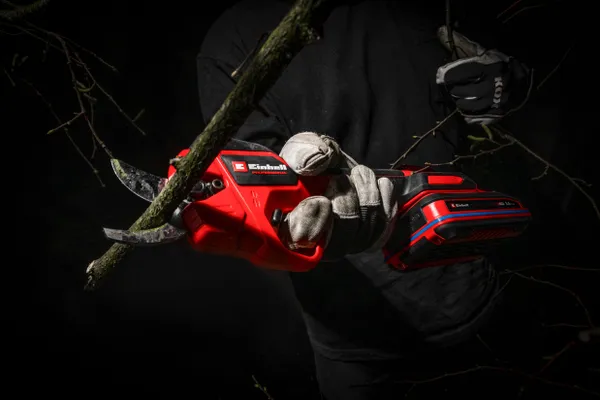 Купить Секатор аккумуляторный Einhell GP-LS 18/28 Li BL - Solo, PXC, 18В, бесщеточный, толщ. 28/14 мм, сталь SK5, 0.82 кг (без АКБ и ЗУ)