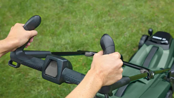 Купить Газонокосилка аккумуляторная Bosch CityMower 18V-32-300 18В акб 1х4А·час 34см 31л 30-60мм 9.4кг со скидкой