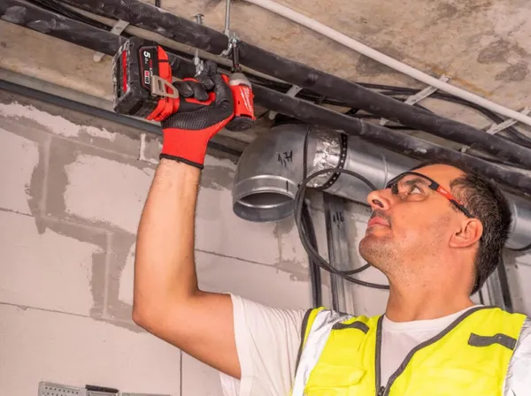 Купити Гвинтоверт ударний акумуляторний Milwaukee M18 BLIDRC-402C 18В АКБ 2х4А·год 190Нм 0-3600об/хв ЗП M12-18C жилетка кейс 1.3кг