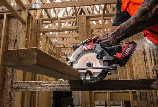 Купить Пила дискова аккумуляторна безщіткова MILWAUKEE M18 FCS552-0, Ø165мм (каркас) + M18 B5 подарунок