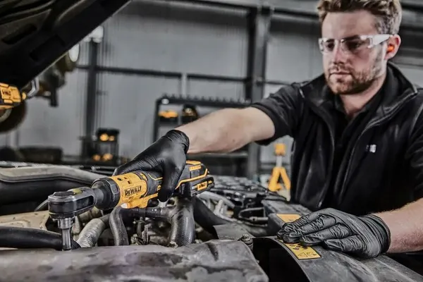 Заказать Трещотка аккумуляторная DeWalt XR Li-Ion бесщеточная 18В 95Нм 250об·мин 1/2" 1.1кг без АКБ и ЗП с доставкой