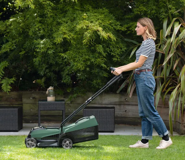 Заказать Газонокосилка аккумуляторная Bosch CityMower 18V-32-300 18В акб 1х4А·час 34см 31л 30-60мм 9.4кг с доставкой