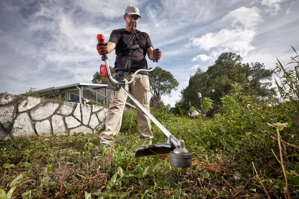 Коса акумуляторна безщіткова Milwaukee M18 FBCU-0 FUEL (+ ніж з 4 лезами, ключ T30, ранцева підвіска) відгуки