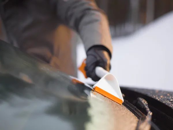 Щітка зі скребком Fiskars SnowXpert, 67 см, 221 г фото №4