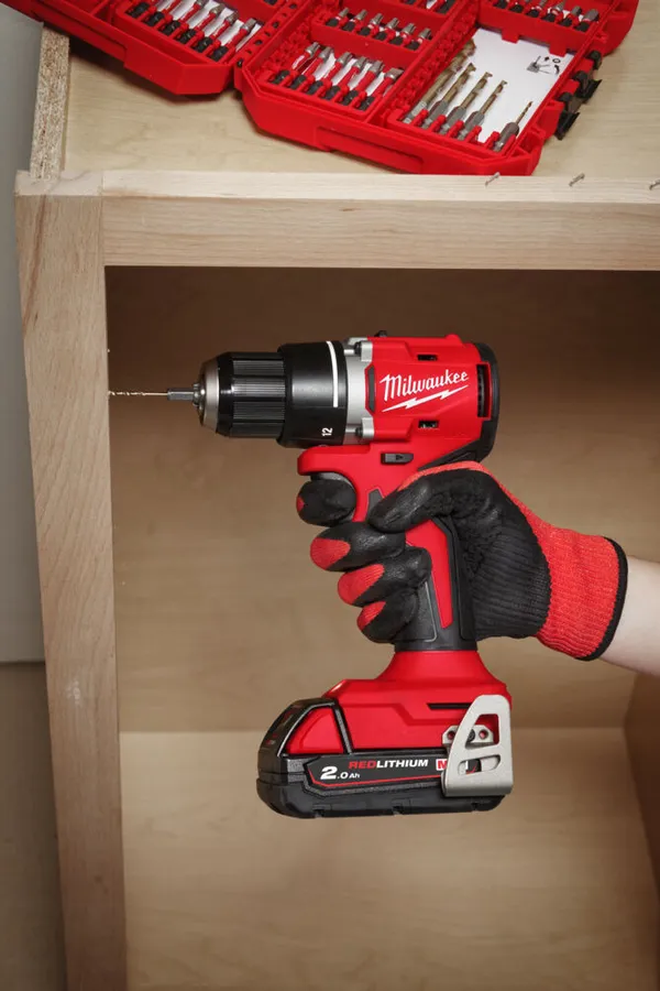 Дриль-шурупокрут акумуляторний безщітковий MILWAUKEE M18 BLDDRC-202C 61Нм (+ заряд.пристрій, 2 акум., HD кейс) заказать